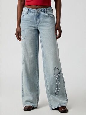 PacSun Casey Low Rise Baggy Bow Patch Jeans Size 25 Light Wash Denim